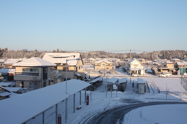 写真: 雪が降った後の翌日の友部駅北口周辺の光景