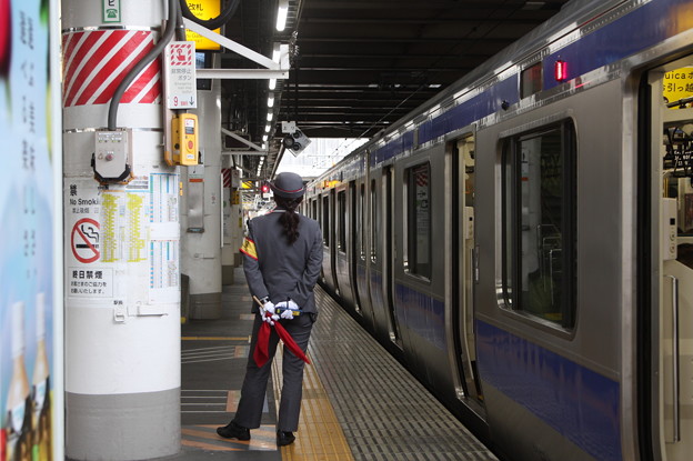 写真: 上りレピーター点灯を待つ上野駅女性駅員