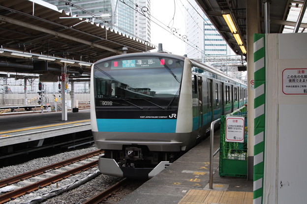 写真: 品川駅4番線を発車する京浜東北線E233系1000番台サイ121編成 蒲田 行