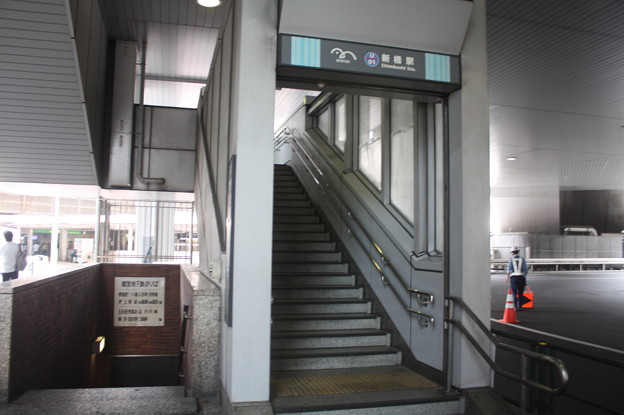 写真: ゆりかもめ新橋駅入口