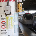 写真: 上野駅9番線の女性駅員　特急ときわ58号品川行発車　（1）