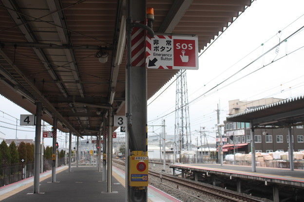 写真: 久宝寺駅構内にある非常ボタン