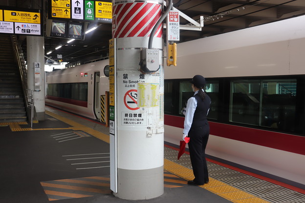 写真: 上野駅で発車合図をする女性駅員
