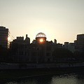 写真: 朝日と原爆ドーム。