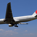 大阪空港で撮りました JAL 777-200