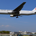 大阪空港で撮りました JAL 767