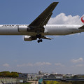 写真: 大阪空港で撮りました JAL 767