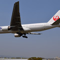 写真: 大阪空港で撮りました JAL 777-200