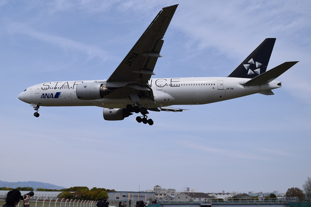 大阪空港で撮りました ANA 777-200