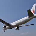 大阪空港で撮りました JAL 777-300