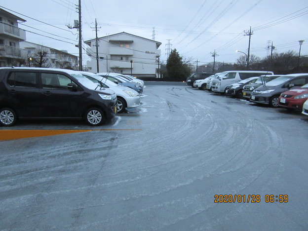 写真: 駐車場の上にはザラメ雪が残っていたが