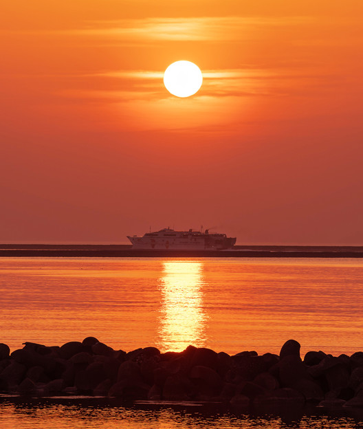 写真: 夕日に映える佐渡汽船高速カーフェリー「あかね」