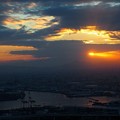 写真: コスモタワーから初日の出