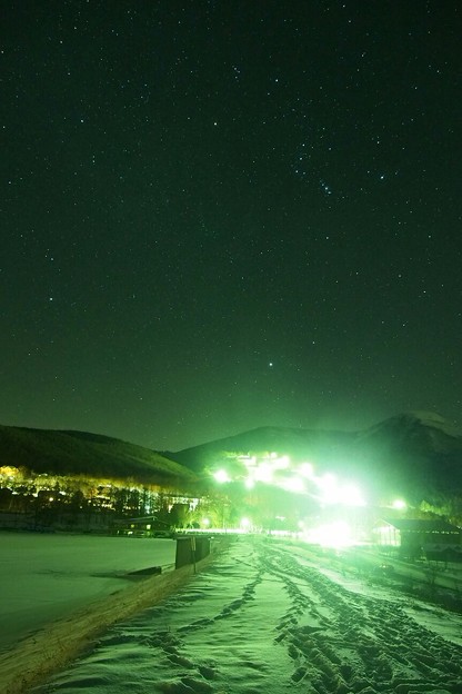 写真: 真冬厳寒の女神湖、オリオン座、いい色彩をはなつスキー場の灯り