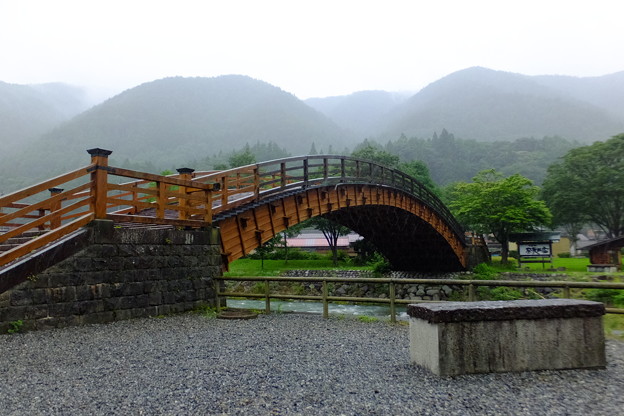 写真: 雨の日の奈良井大橋