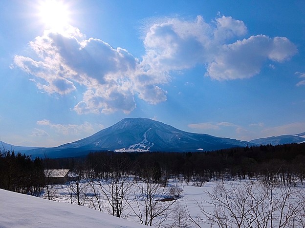 写真: 冬晴れの黒姫山