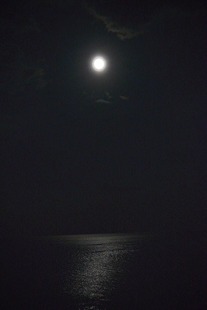 写真: 富山湾の月