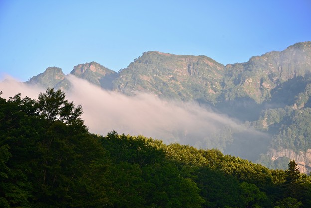 写真: 筋雲と戸隠山