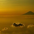 写真00825　光の海を泳ぐ雲と富士山