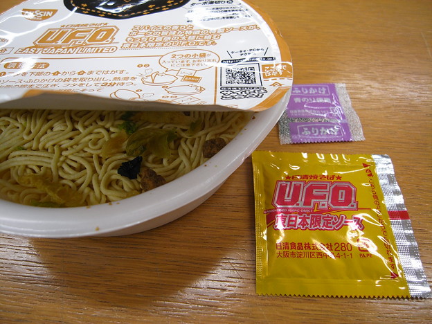 写真: 日清食品 日清焼そばU.F.O. EAST JAPAN LIMITED 東日本限定ソース 中身の様子