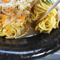 写真: デイリーヤマザキ とろ〜り玉子の豚骨まぜ麺 スープアップ