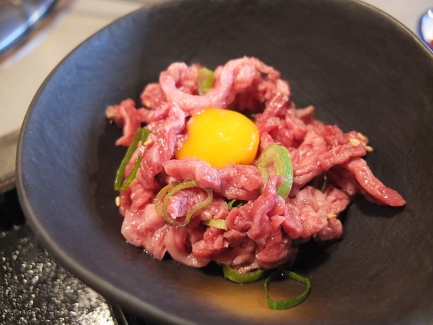 写真: 焼肉レストラン 慶州 鹿児島黒毛和牛ユッケ 食べる直前の様子