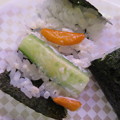 写真: 魚べい 上越高田店 柿の種 in the かっぱ巻 中身の様子