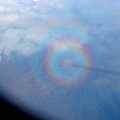 写真: 機窓からの 丸い虹