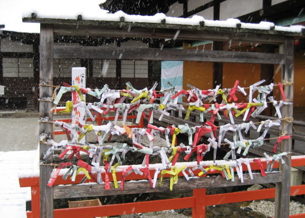 Photos: 雪の日の下鴨神社（おみくじに願いをこめて…）