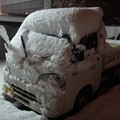 写真: 雪の軽トラ