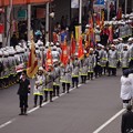 写真: 消防団の分列行進