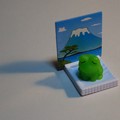 写真: 蛙と富士山