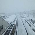 写真: 雪の六日町駅を上から