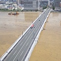 水害で水が茶色い信濃川と萬代橋（２）