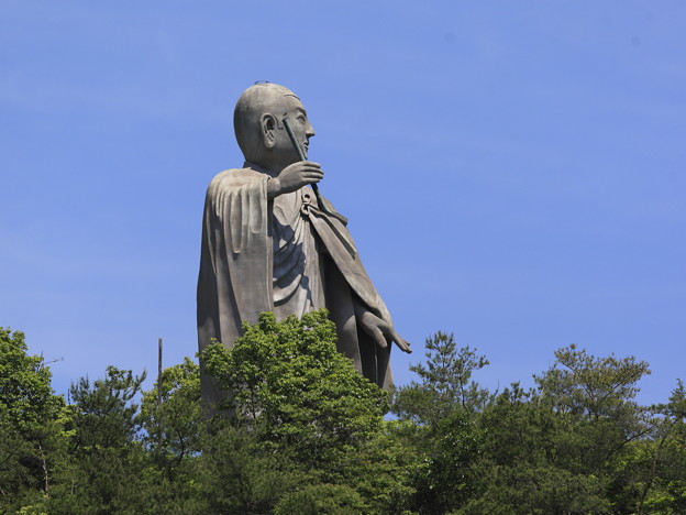 山の上にそびえ立つ弘法大師像