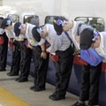 写真: 新幹線の清掃を終え、乗客に一礼するテッセイの従業員ら＝テッセイ提供