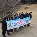 写真: 対馬の「韓国展望所」で記念撮影する韓国人客ら