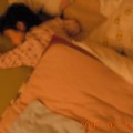 写真: なぜか嫁の布団の下で寝てる娘