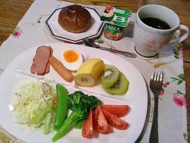 写真: 黒糖パンの朝食