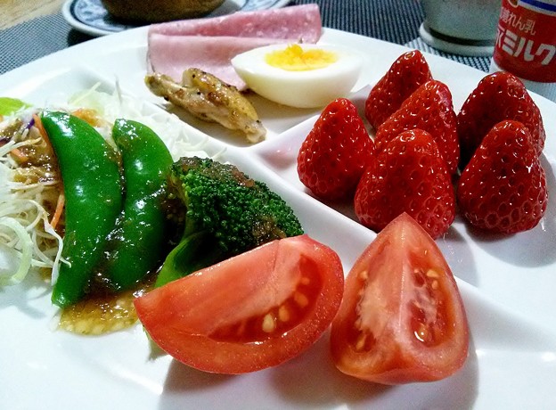 写真: 苺の朝食プレート