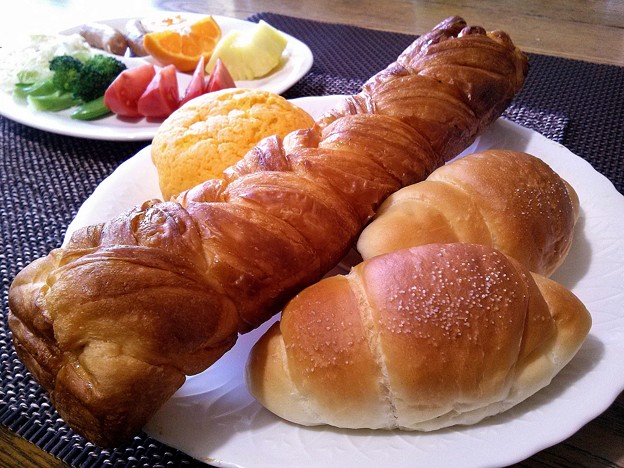 写真: 塩パンと黄金の棒の朝食