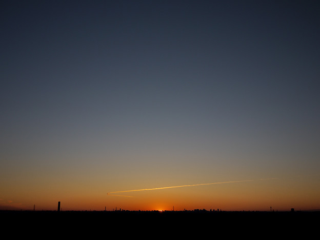 写真: 弧を描く雲と初日の出 (2011)