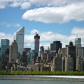 写真: マンハッタンのビル群と並木
