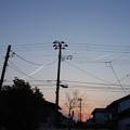 写真: 夕空に白線