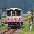 写真: 由利高原鉄道　黒沢駅　ゆりてつラッピング車両
