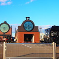 写真: 真岡駅とキューロク館