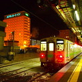 写真: 苫小牧駅の夜