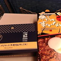 写真: 駅弁どっちから食べよう。牛たんまかない弁当か、駅ナカ期間限定神戸牛おむすびセットか。