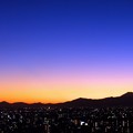 写真: オフィスの社窓／晩秋の日没