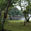写真: 恋路島を望む石像を・・・